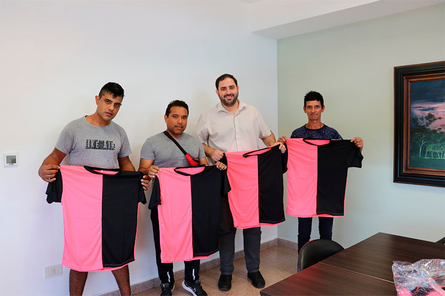 Entregamos camisetas a los clubes: Deportivo Alfa y Goias fútbol 8