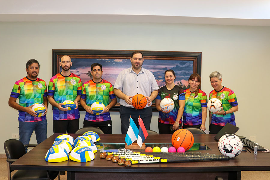 Entrega de elementos deportivos a CEF Nº 4