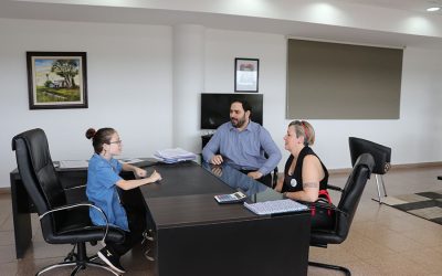 Matías Sebely, recibió en su despacho a Ian Moche junto a su familia
