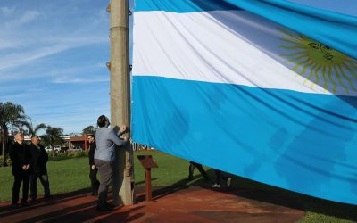Izamiento de la Bandera Nacional Argentina en la rotonda de la ciudad de Alem