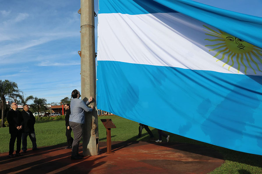 Izamiento de la Bandera Nacional Argentina en la rotonda de la ciudad de Alem