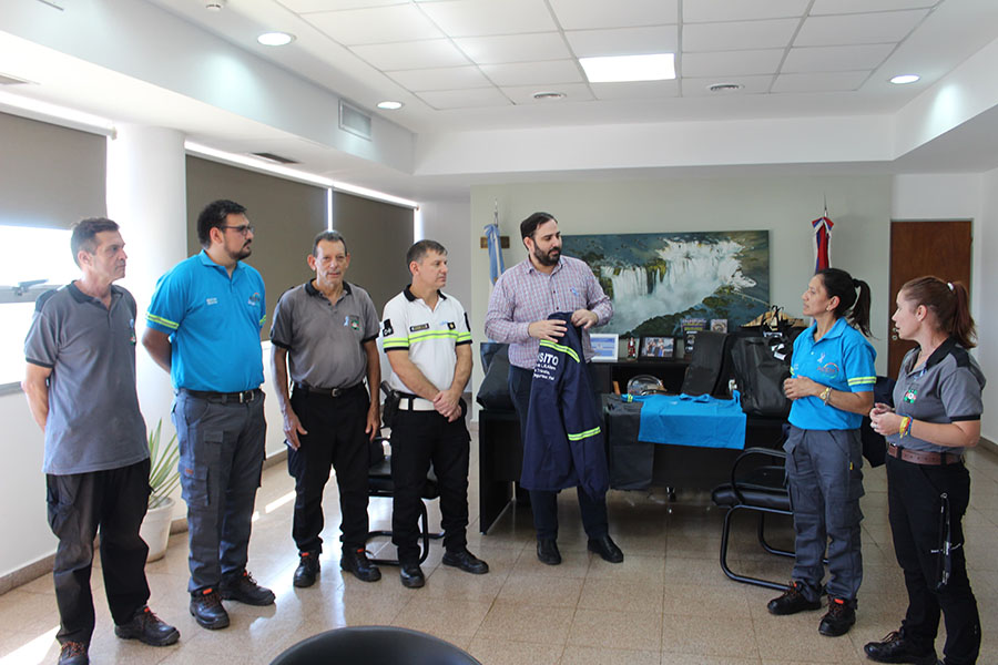 Entrega de indumentaria para el personal de tránsito municipal