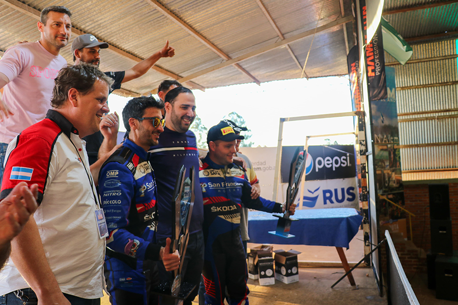 Premiación a los flamantes campeones del Rally Nacional