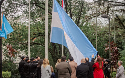 Izamiento de la Bandera en la Plaza 20 de Junio