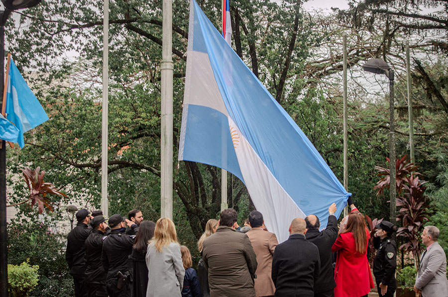 Izamiento de la Bandera en la Plaza 20 de Junio