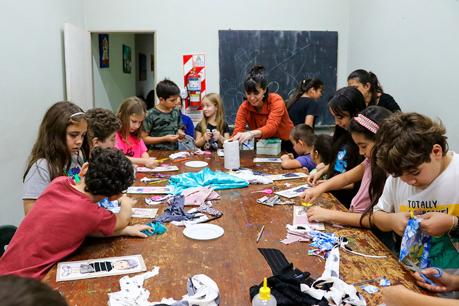 Jugamos Diseñando Indumentaria en la Casa de la Historia y la Cultura del Bicentenario