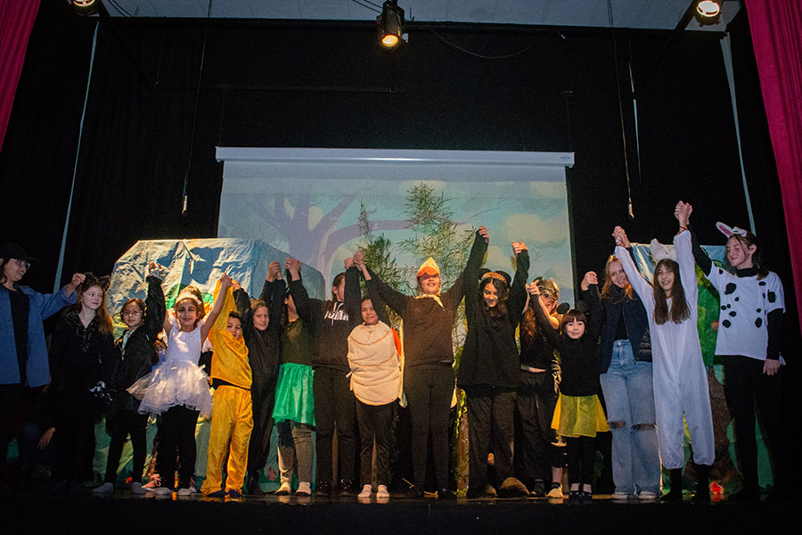 Presentación de obra de teatro para niños y juegos