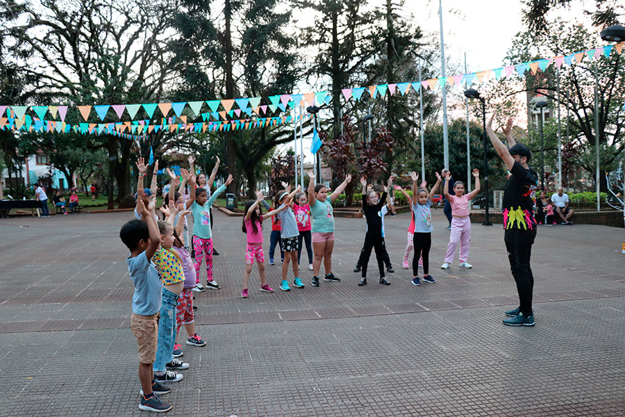 Tarde de baile en la plaza 20 de Junio