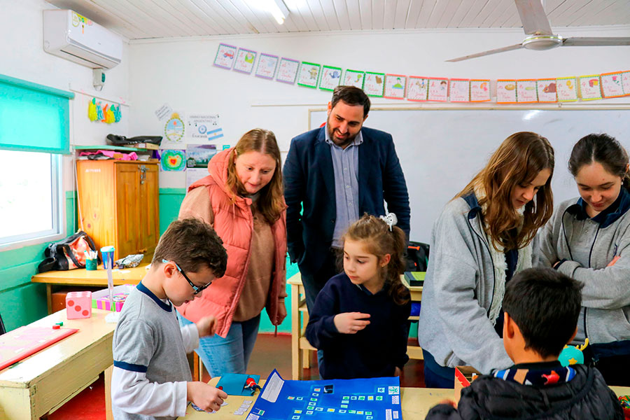 Visita a la Feria de Ciencias del Instituto Santiago Canclini