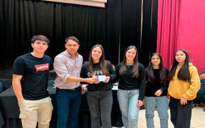 Entrega de bonos estudiantiles