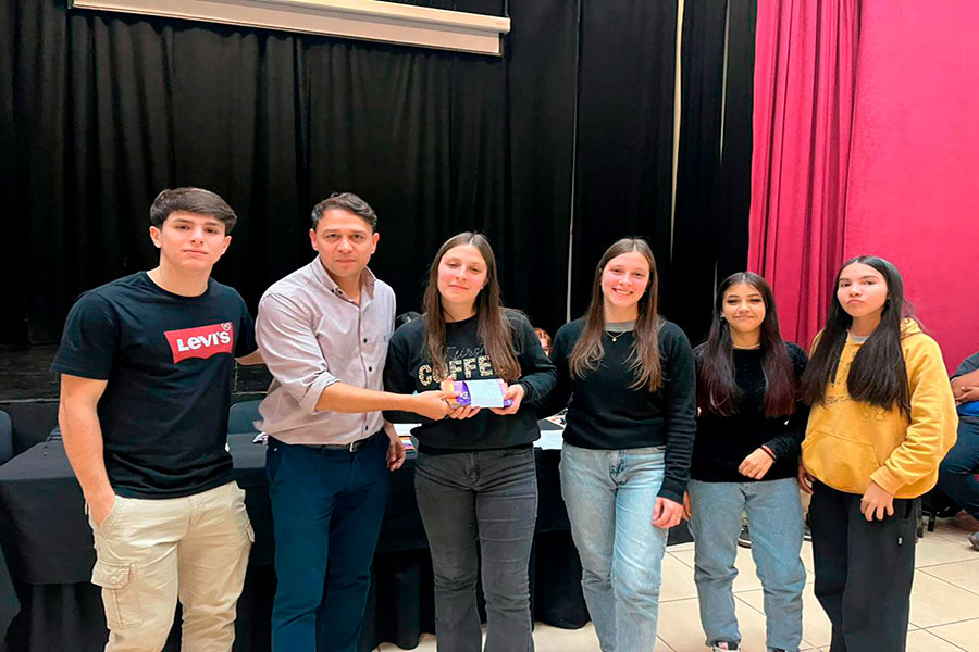 Entrega de bonos estudiantiles
