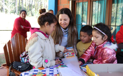 Entrega de kits escolares en el barrio Tung-Oil