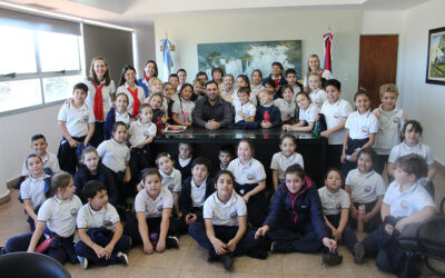 Alumnos del Instituto Superior Espírito Santo visitaron el Centro Cívico