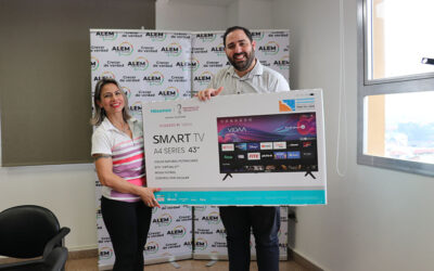 Entrega de premio a la ganadora de la «Semana de Descuento en Alem»