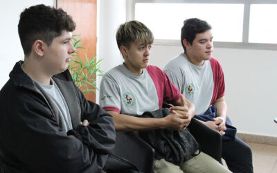 Reunión con estudiantes de la EPET Nº 38 por sus logros en competencias provinciales de robótica y ciencia