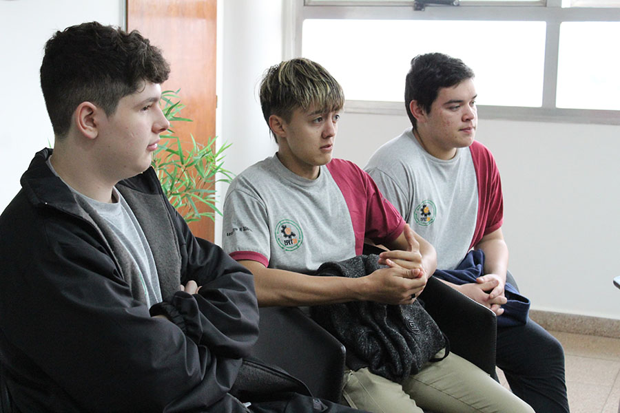 Reunión con estudiantes de la EPET Nº 38 por sus logros en competencias provinciales de robótica y ciencia