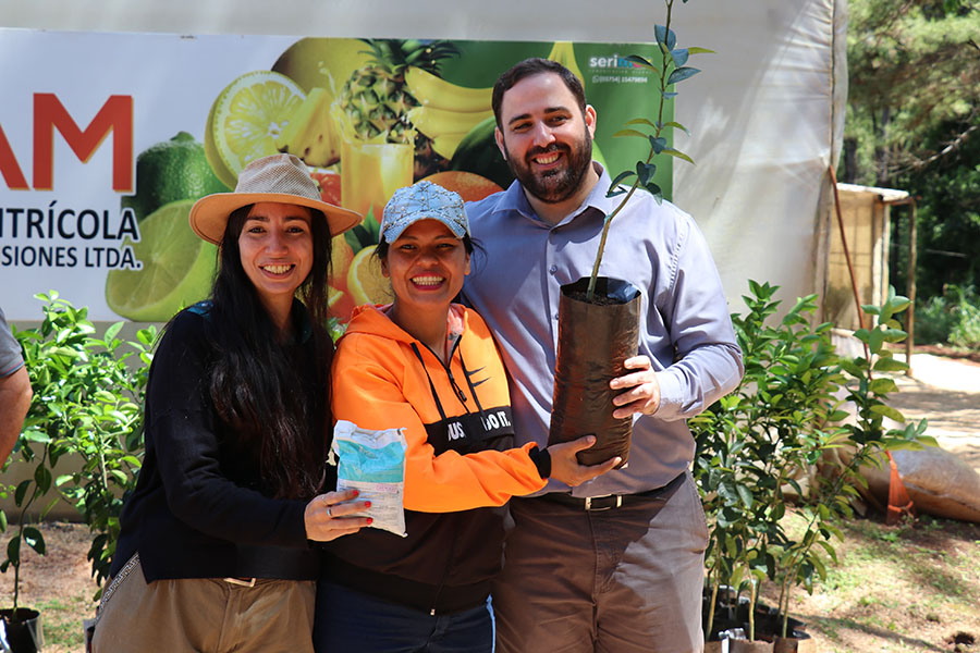 Entrega de plantines a productores. Impulso al desarrollo de la Citricultura en Alem