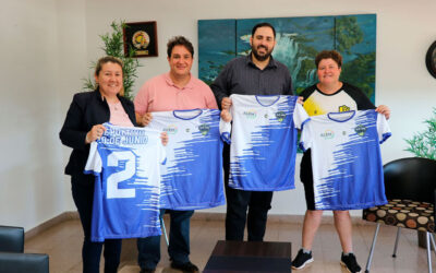 Entrega de camisetas al Club Deportivo 20 de Junio