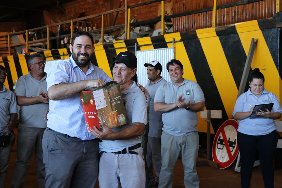 Entrega de las cajas navideñas al personal municipal