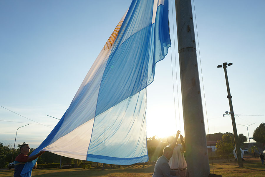 Izamos nuestra Bandera con Orgullo