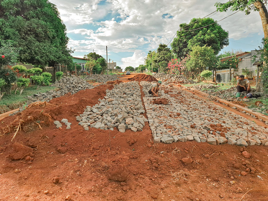 Trabajos de empedrado en la calle Avellaneda