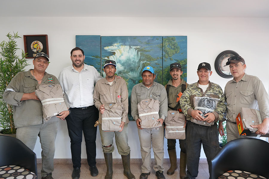 Entregamos nueva indumentaria al personal de maestranza municipal