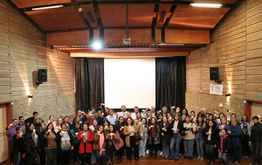 Entrega de carnet a feriantes, artesanos y emprendedores de Alem