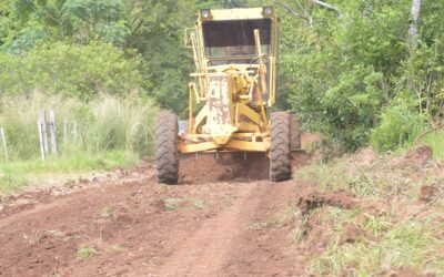 Avanzamos con trabajos de entoscado, ensanchamiento y cuneteo en Picada Verde