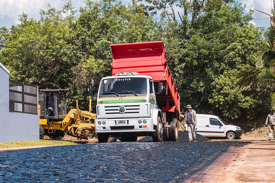 Trabajos de asfaltado en calle Chivato
